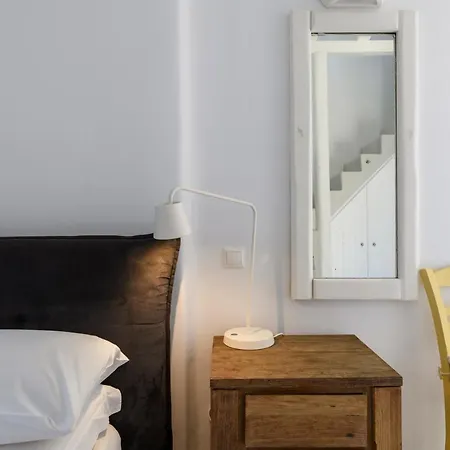 Isabella Family Close To The פטליה