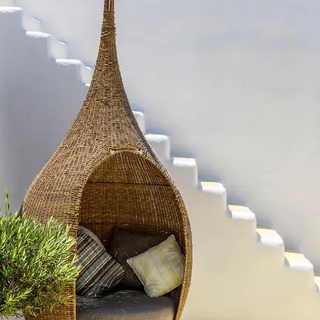 Isabella Family Close To The פטליה