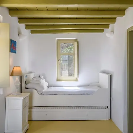 Isabella Family Close To The * Φτελιά