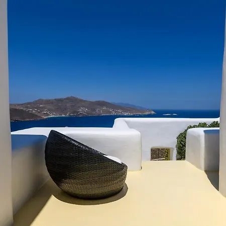 Isabella Family Close To The Willa Ftelia (Mykonos)
