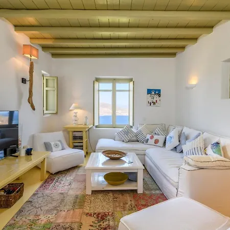 Isabella Family Close To The Φτελιά