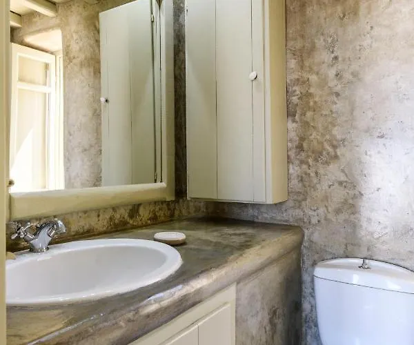 Isabella Family Close To The فيلة